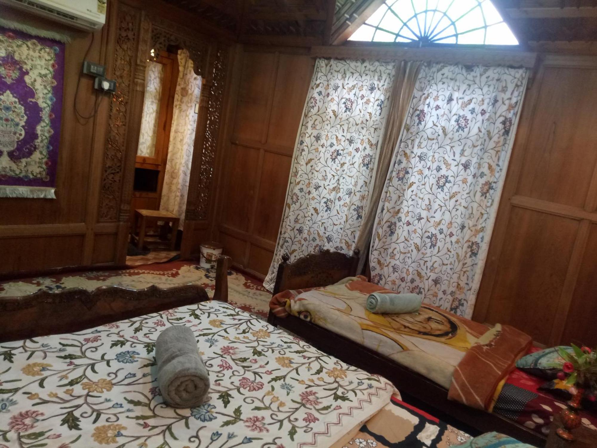 Bed and Breakfast House Boat New Manora Srīnagar Exterior foto
